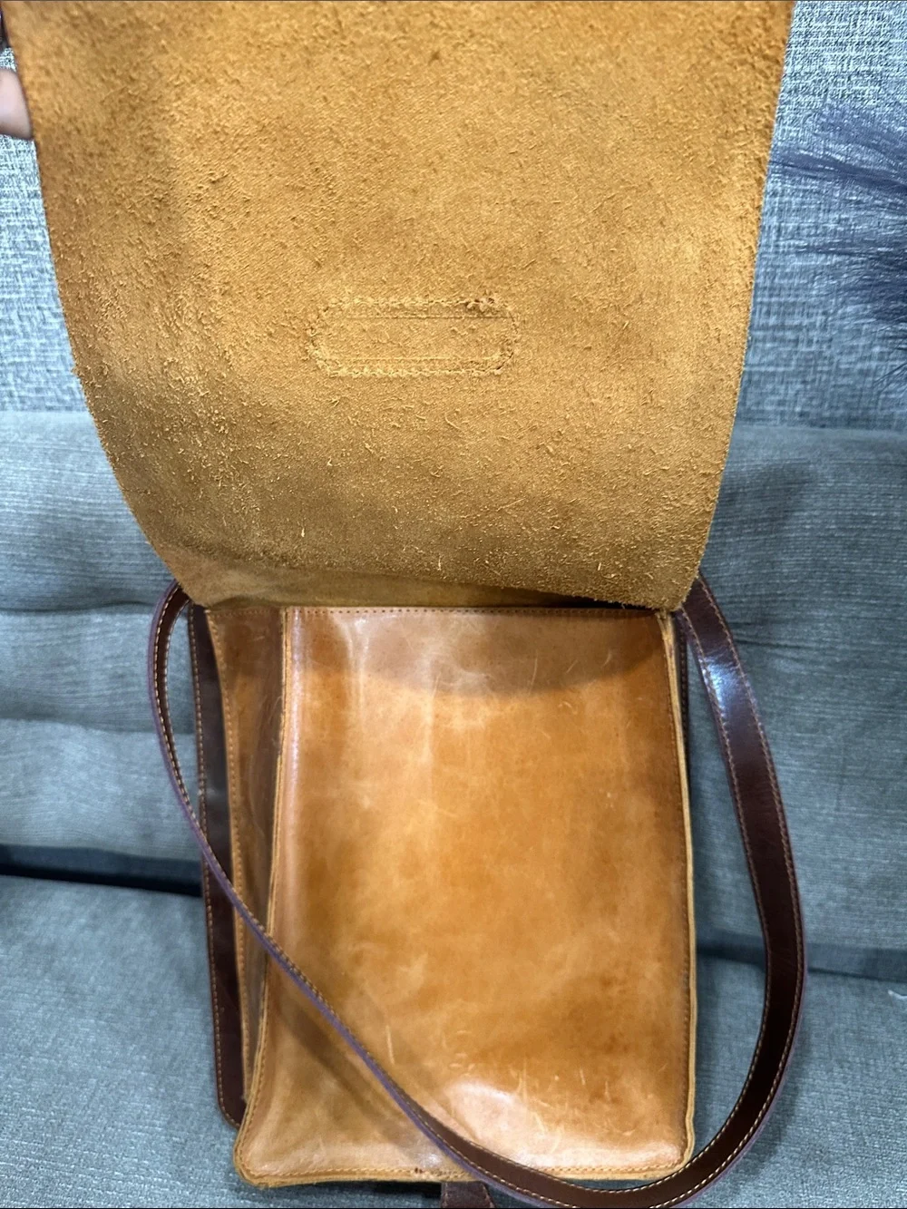 Leather Men's Tan and dark brown Messenger Bag.